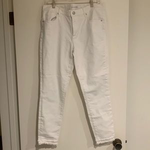 Adorable white capri pants!